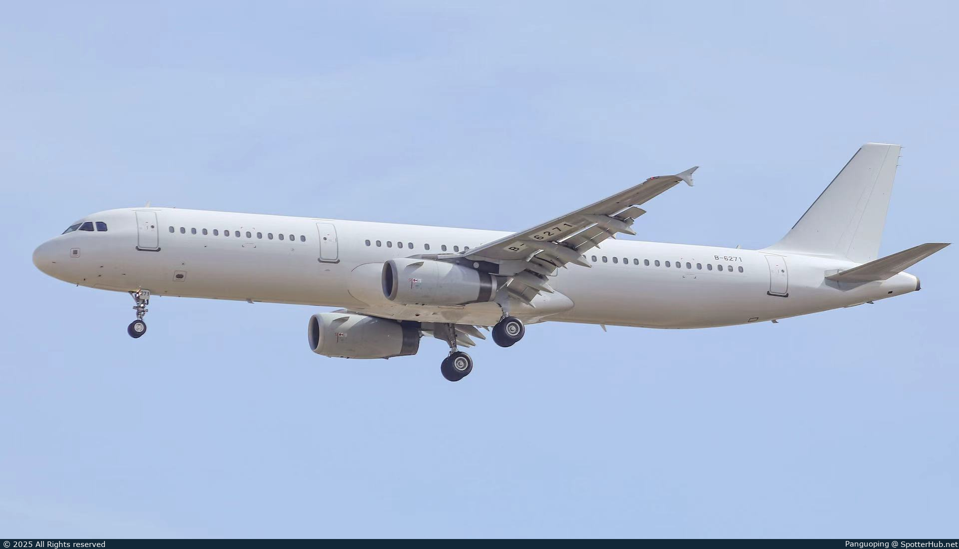 Photo of B-6271 - Airbus A321-231 operated by China Southern Airlines
