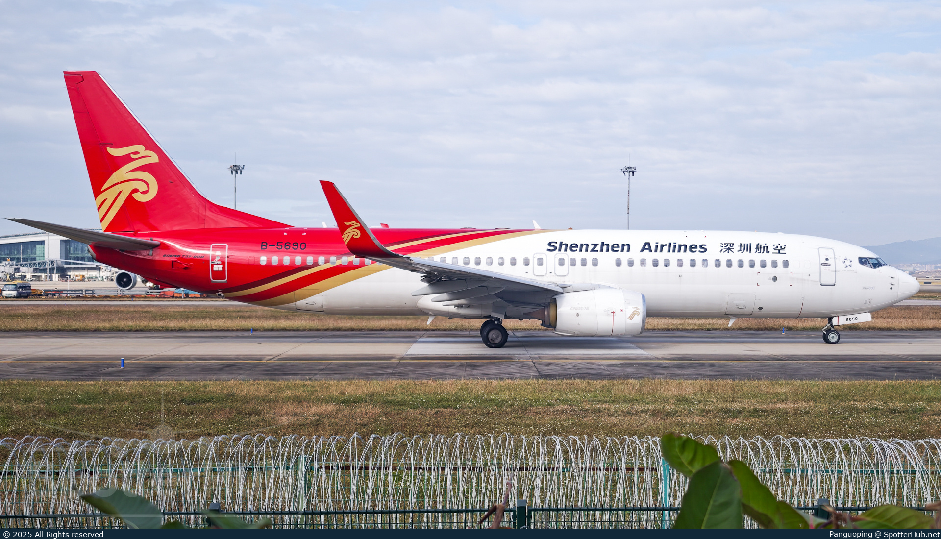 Photo of B-5690 - Boeing 737-87L operated by Shenzhen Airlines
