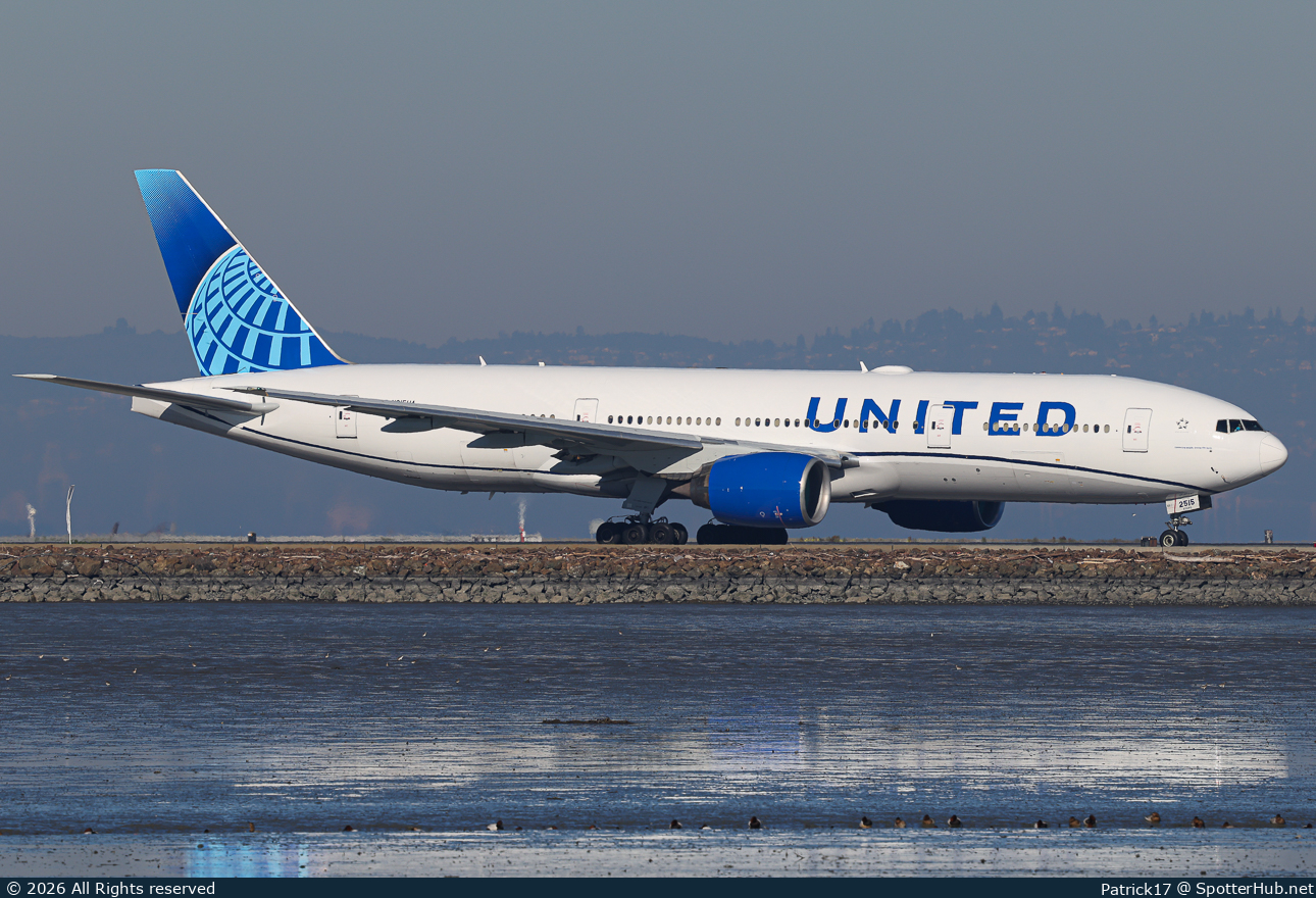 Photo of N215UA - Boeing 777-222 operated by United Airlines