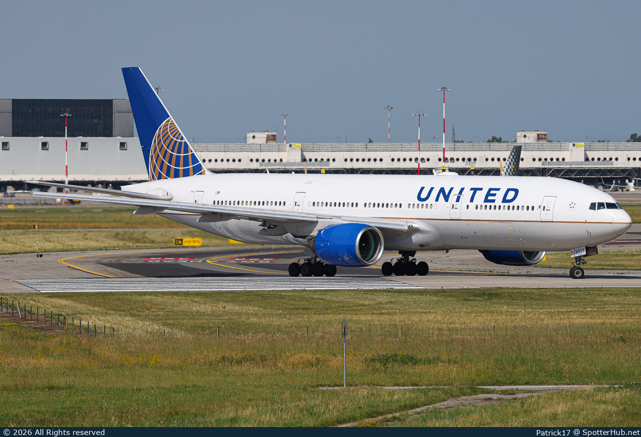 Photo of N225UA - Boeing 777-222(ER) operated by United Airlines