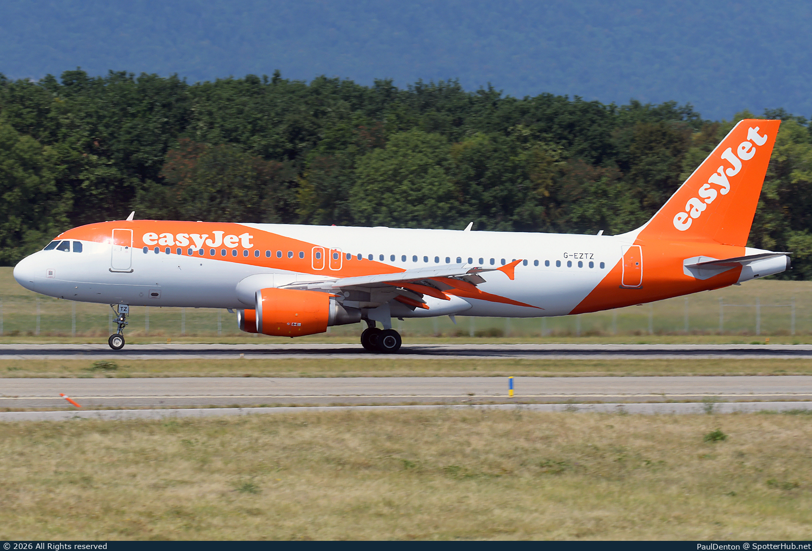 Photo of G-EZTZ - Airbus A320-214 operated by easyJet