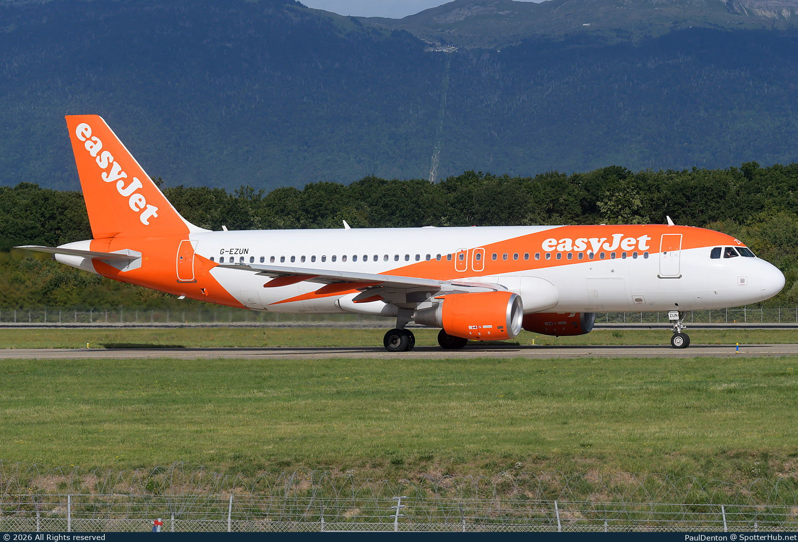Photo of G-EZUN - Airbus A320-214 operated by easyJet