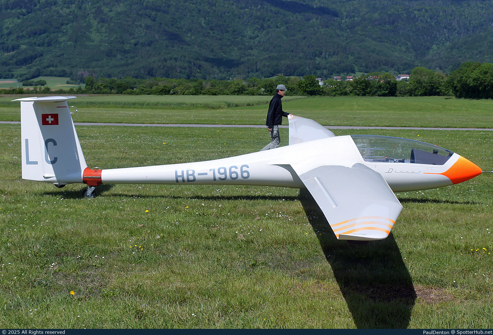 Photo of HB-1966 - Schempp-Hirth Discus b operated by Groupe Vaudois de Vol à Voile de Montricher