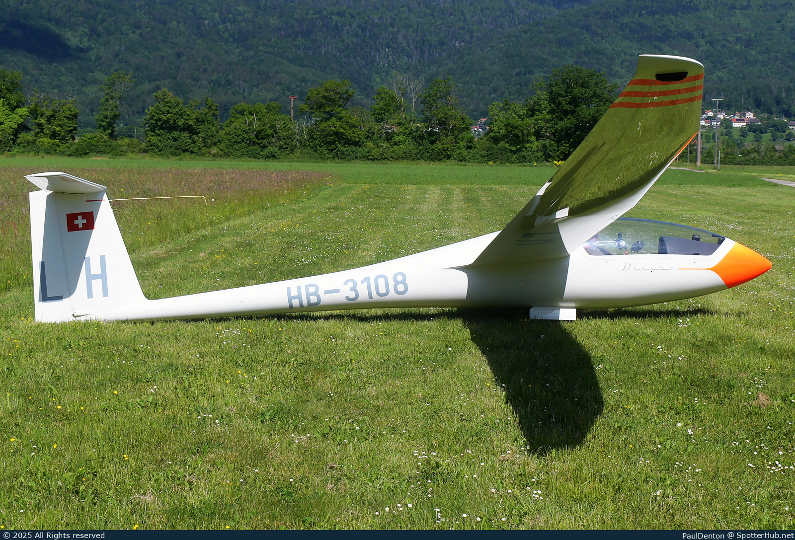 Photo of HB-3108 - Schempp-Hirth Discus b operated by Groupe Vaudois de Vol à Voile de Montricher