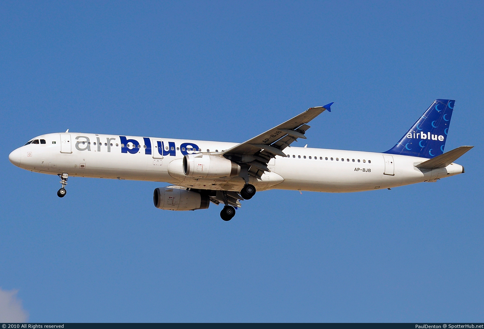 Photo of AP-BJB - Airbus A321-231 operated by Airblue