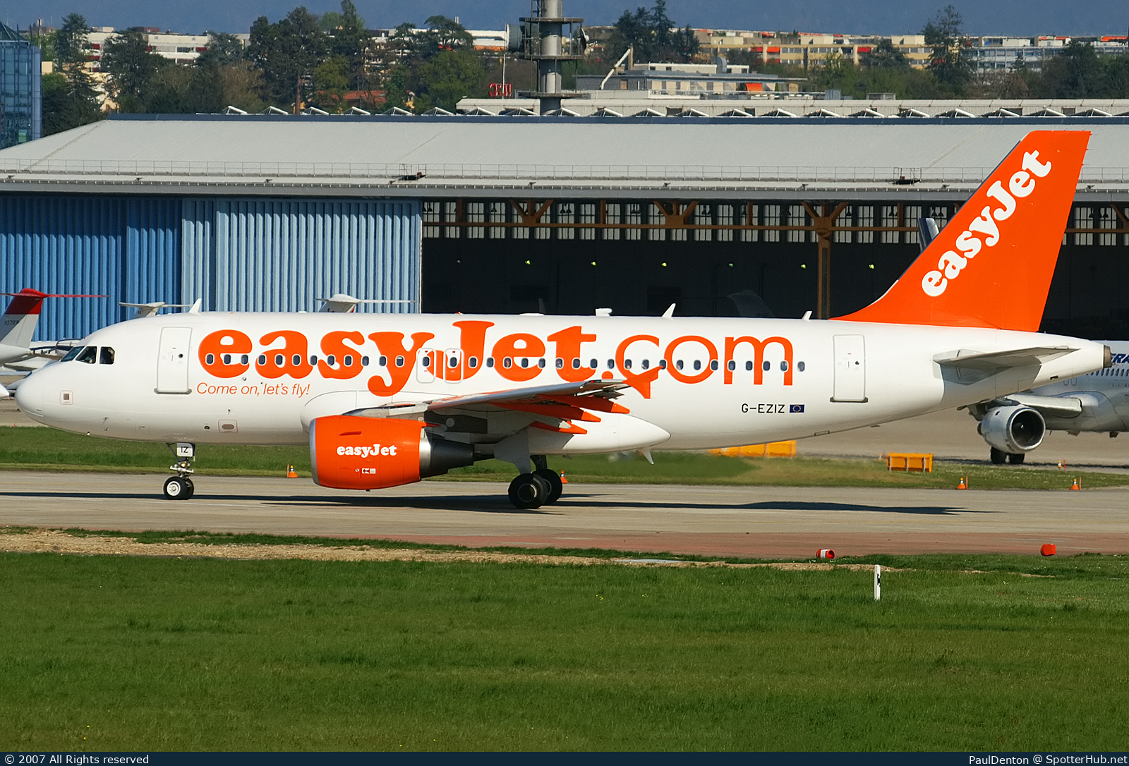 Photo of G-EZIZ - Airbus A319-111 operated by easyJet