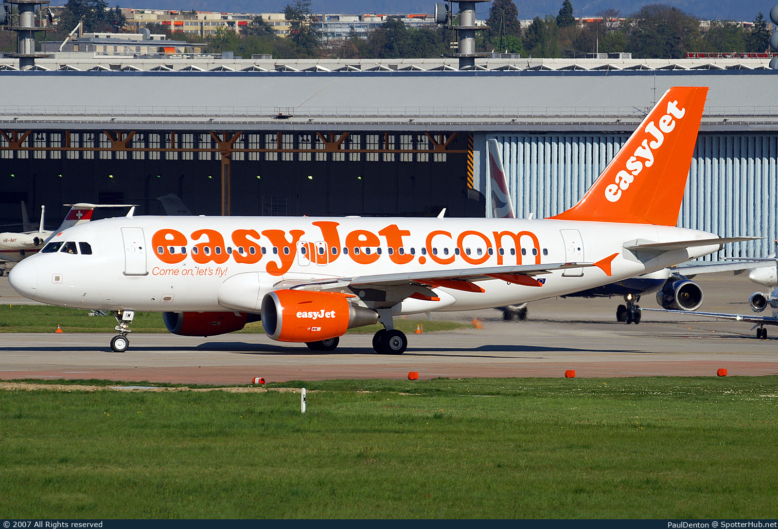 Photo of G-EZIW - Airbus A319-111 operated by easyJet
