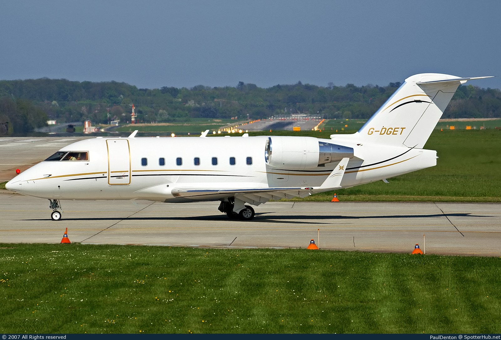 Photo of G-DGET - Bombardier Challenger 604 operated by TAG Aviation UK