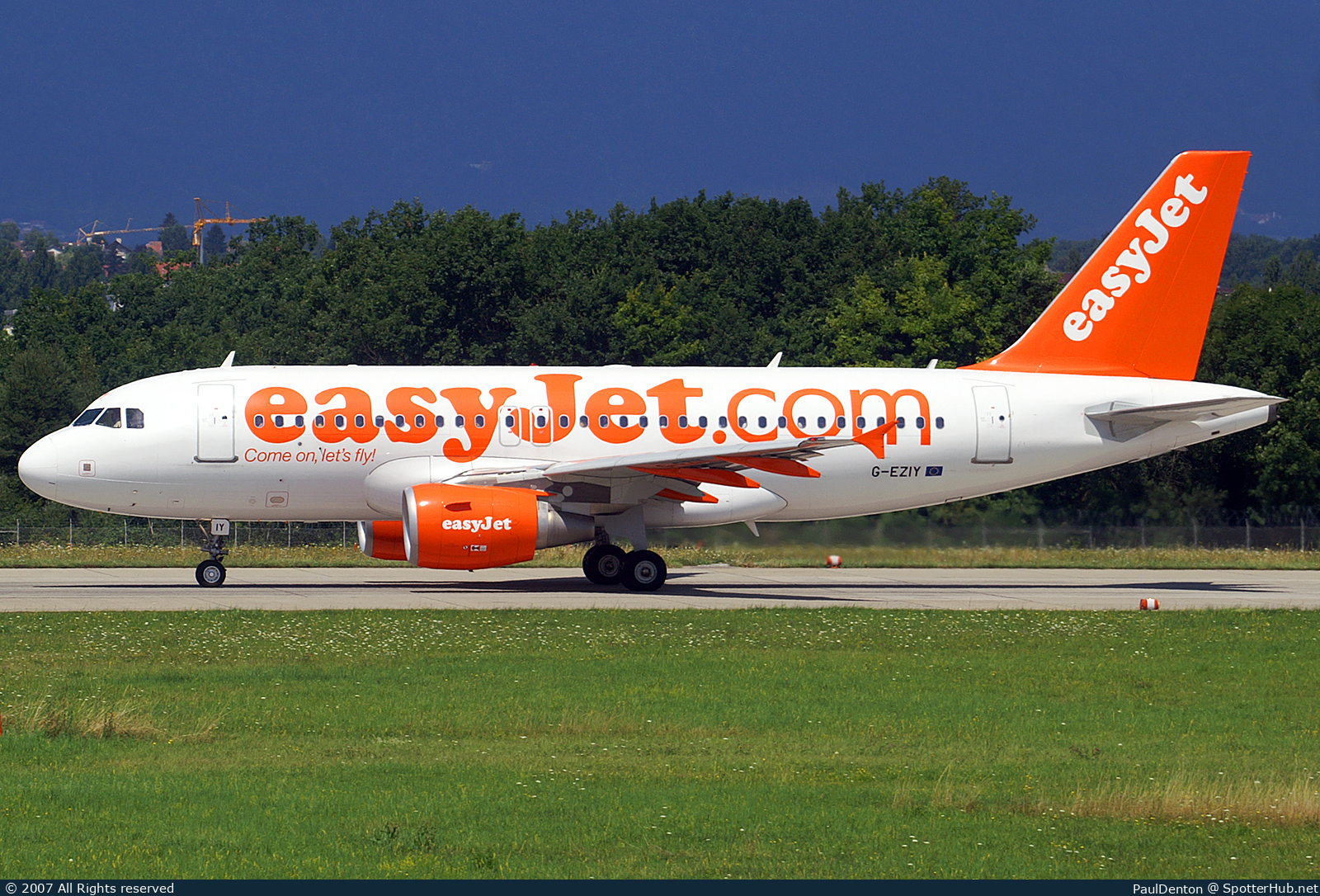 Photo of G-EZIY - Airbus A319-111 operated by easyJet