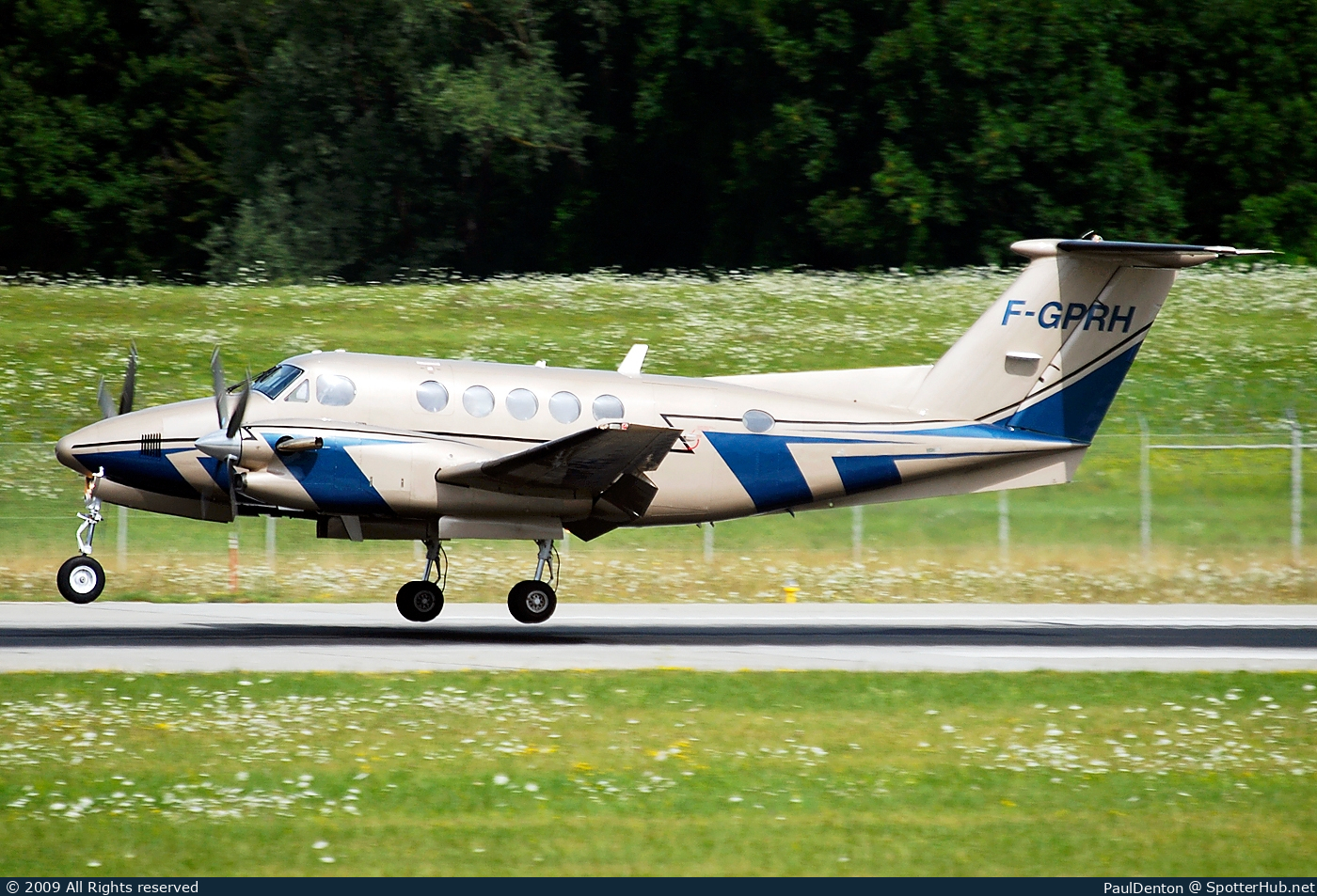 Photo of F-GPRH - Beechcraft 300LW Super King Air operated by Private