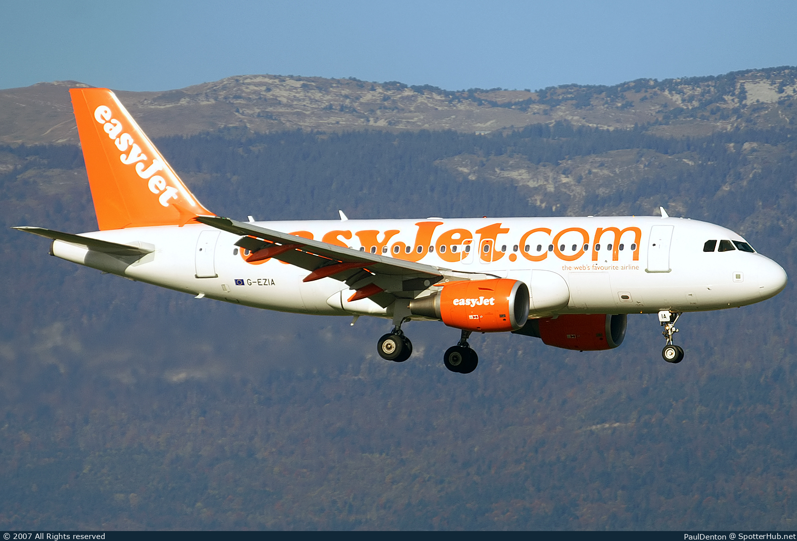 Photo of G-EZIA - Airbus A319-111 operated by easyJet