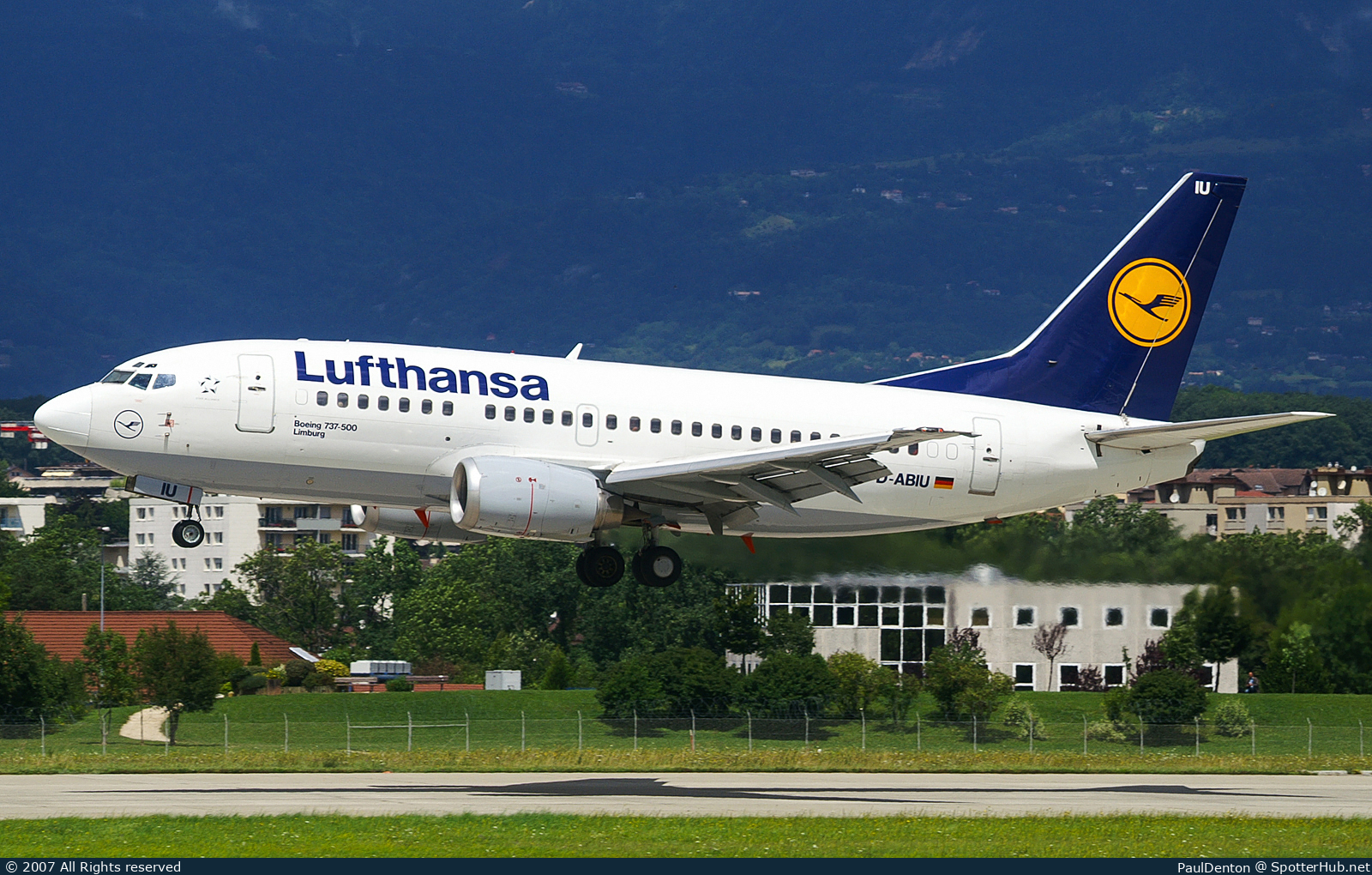 Photo of D-ABIU - Boeing 737-530 operated by Lufthansa