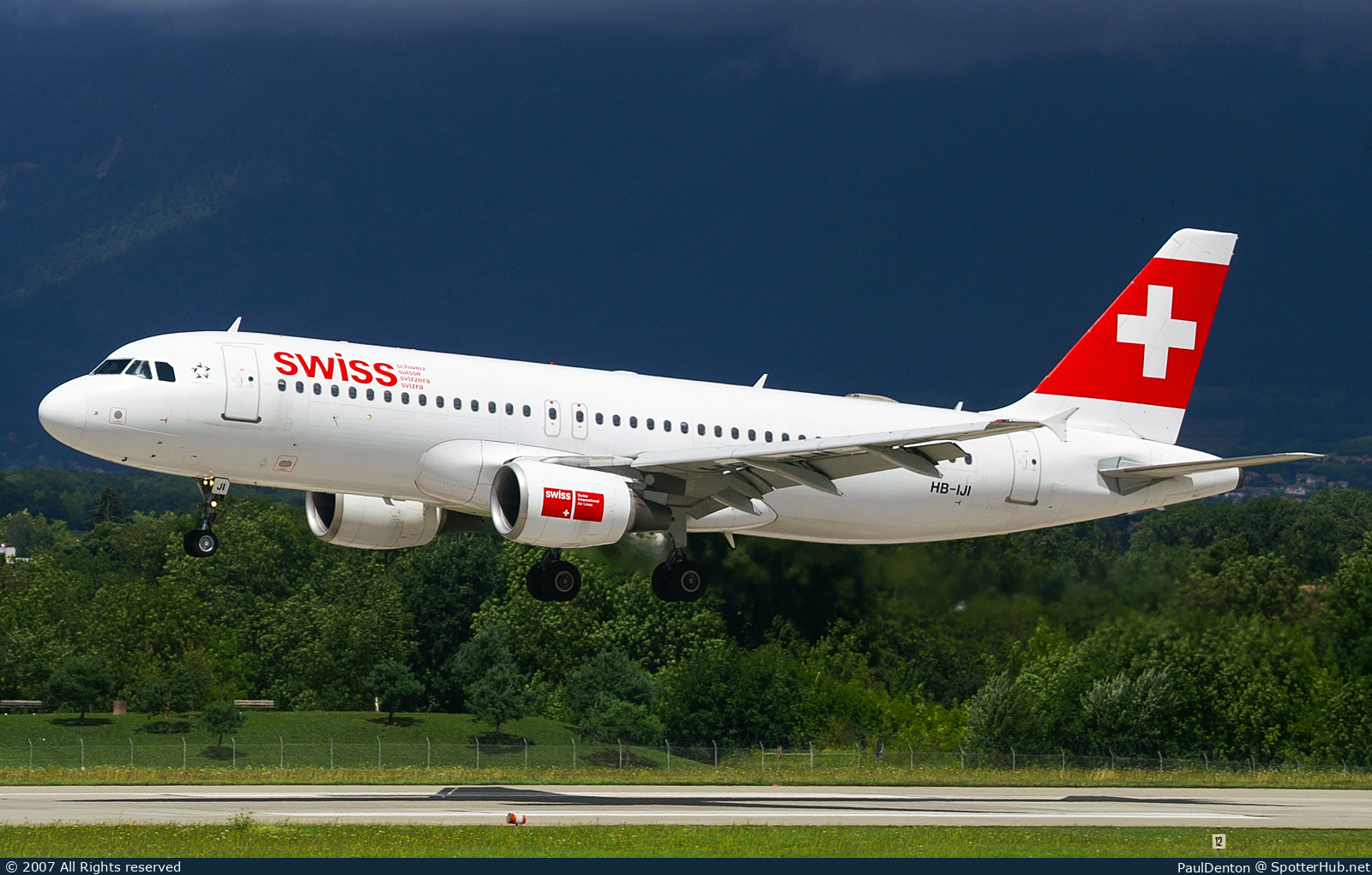 Photo of HB-IJI - Airbus A320-214 operated by Swiss International Air Lines
