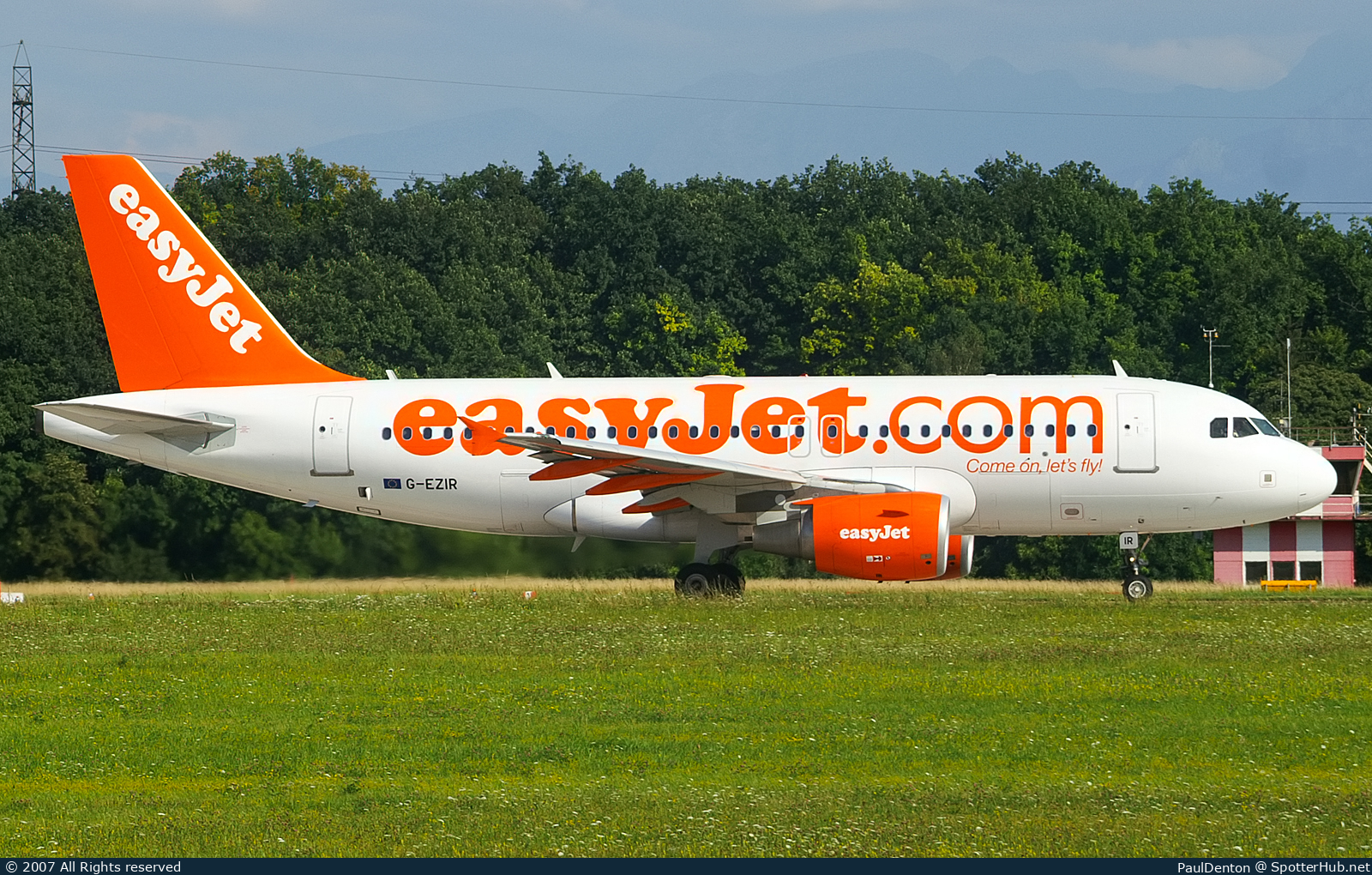 Photo of G-EZIR - Airbus A319-111 operated by easyJet