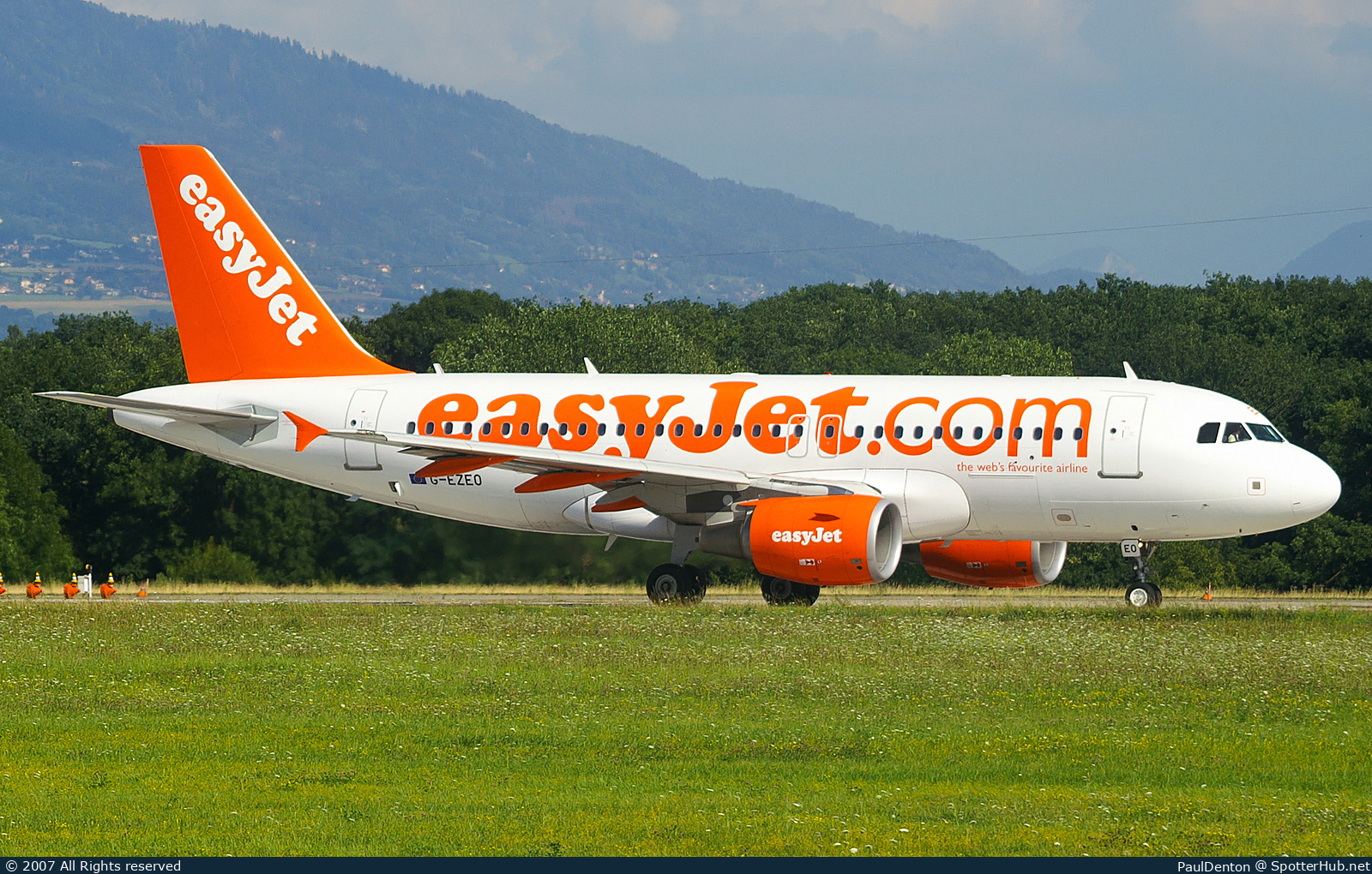 Photo of G-EZEO - Airbus A319-111 operated by easyJet