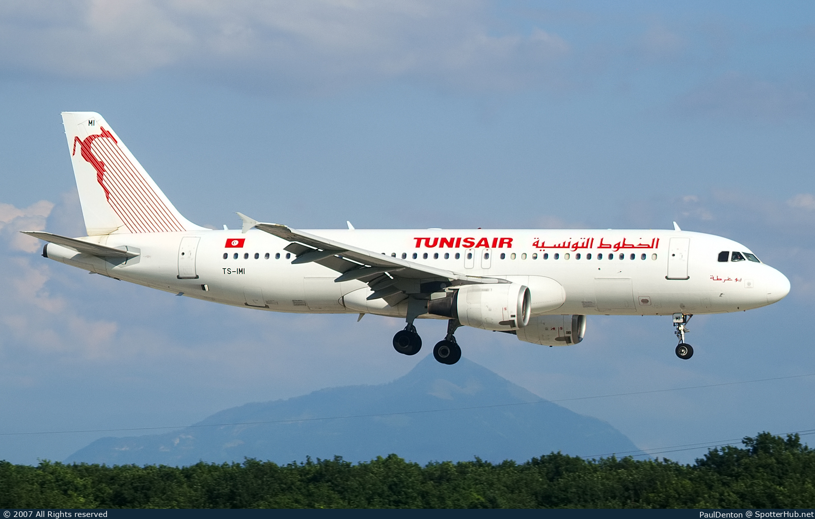 Photo of TS-IMI - Airbus A320-211 operated by Tunisair