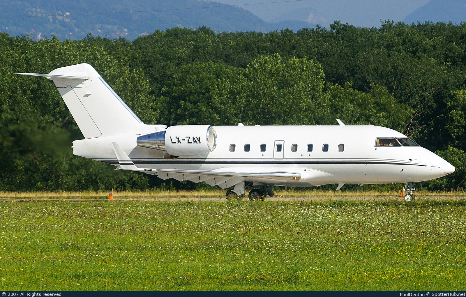 Photo of LX-ZAV - Bombardier Challenger 604 operated by Global Jet Luxembourg