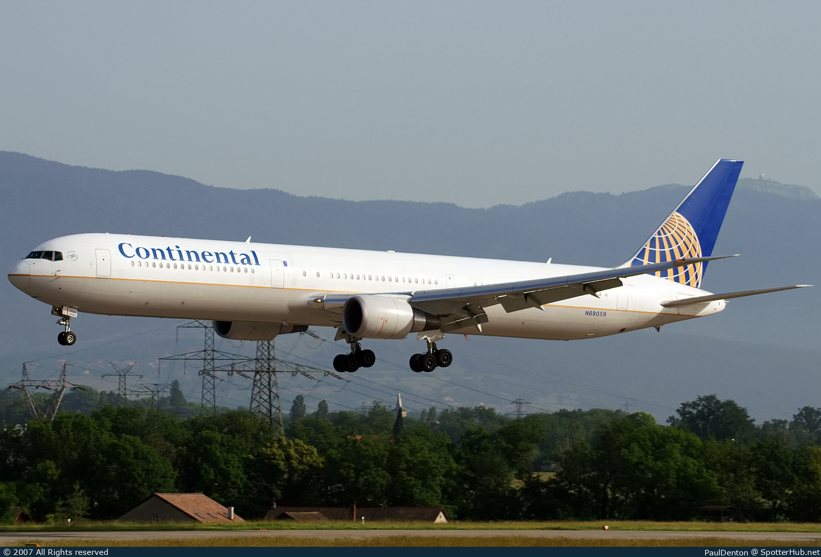 Photo of N69059 - Boeing 767-424(ER) operated by Continental Airlines