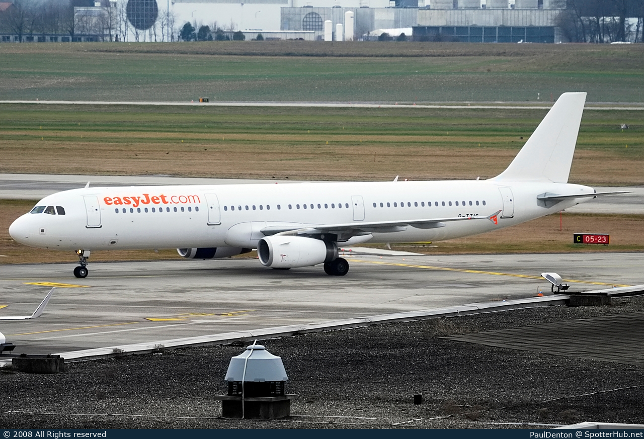 Photo of G-TTIG - Airbus A321-231 operated by easyJet