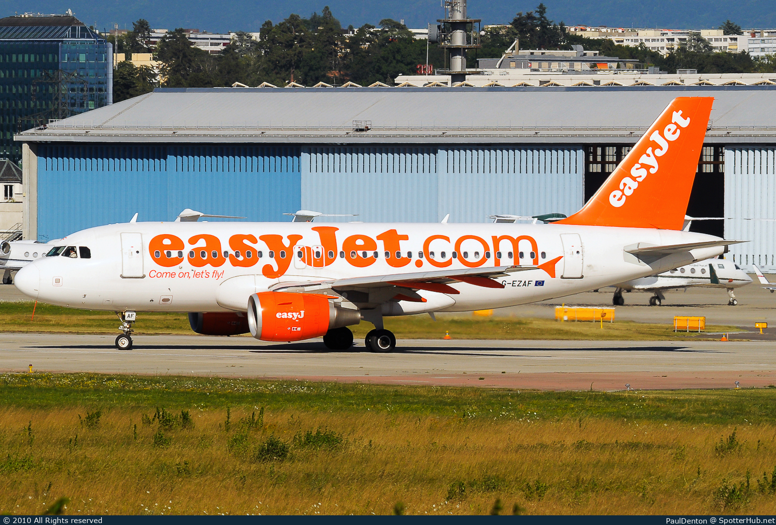 Photo of G-EZAF - Airbus A319-111 operated by easyJet