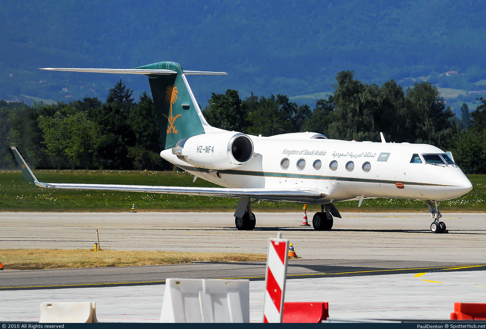 Photo of HZ-MF4 - Gulfstream GIV-SP (G300) operated by Saudi Ministry of Finance and Economy