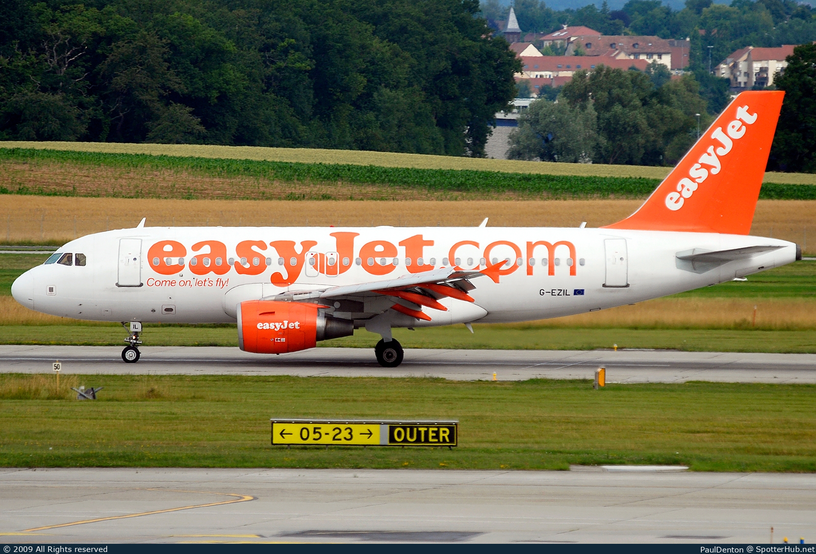 Photo of G-EZIL - Airbus A319-111 operated by easyJet