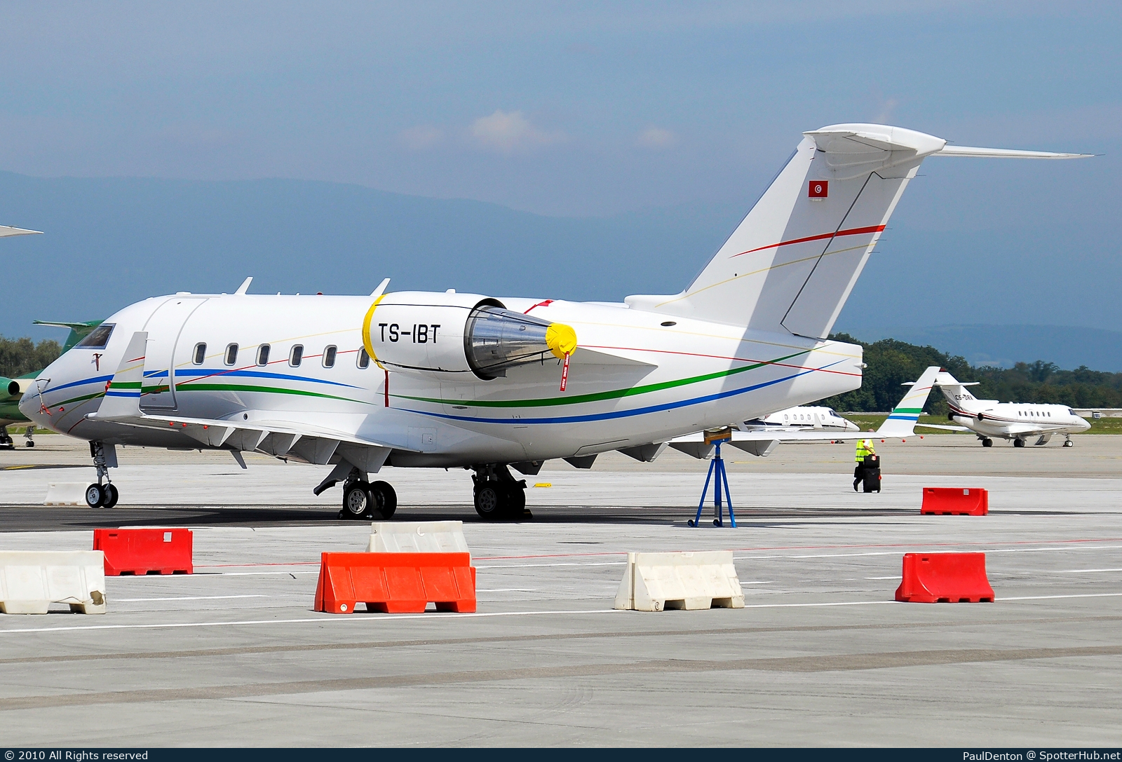 Photo of TS-IBT - Bombardier Challenger 604 operated by Tunisavia