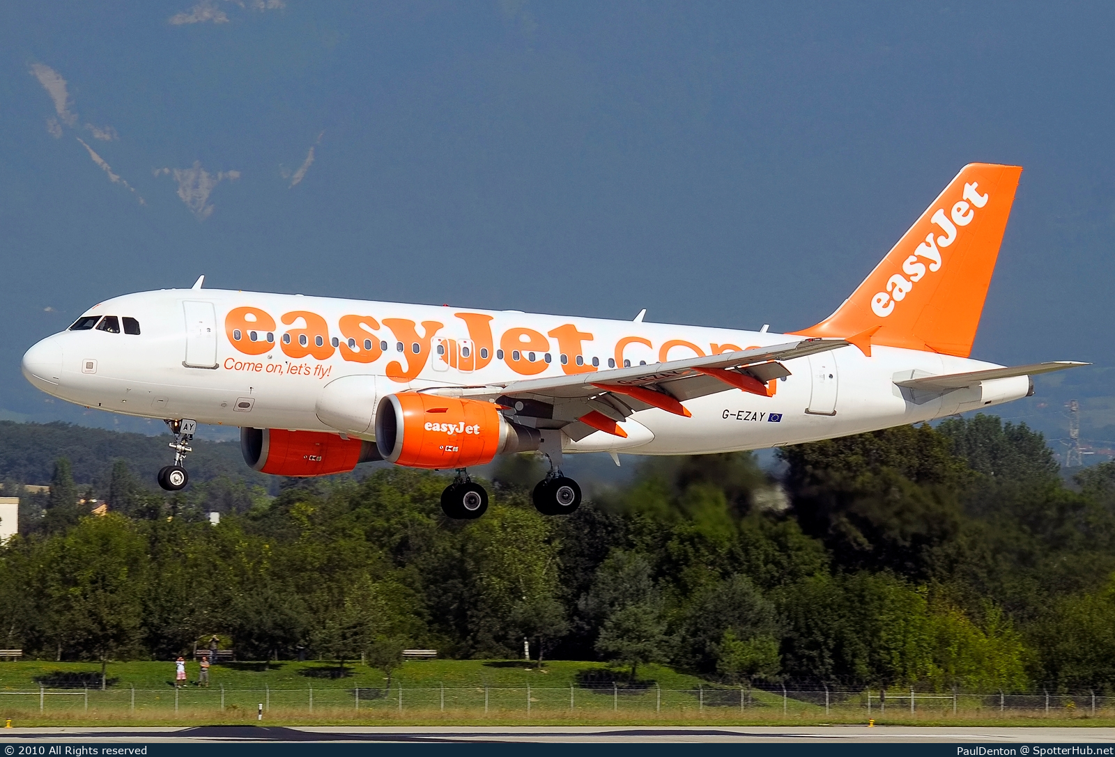 Photo of G-EZAY - Airbus A319-111 operated by easyJet
