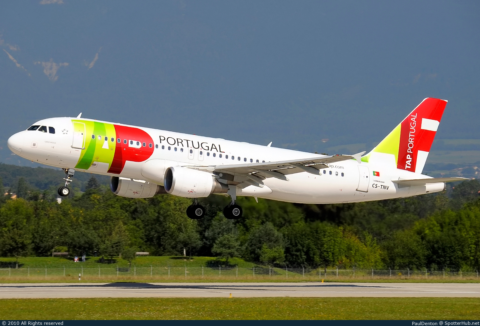 Photo of CS-TNV - Airbus A320-214 operated by TAP Air Portugal
