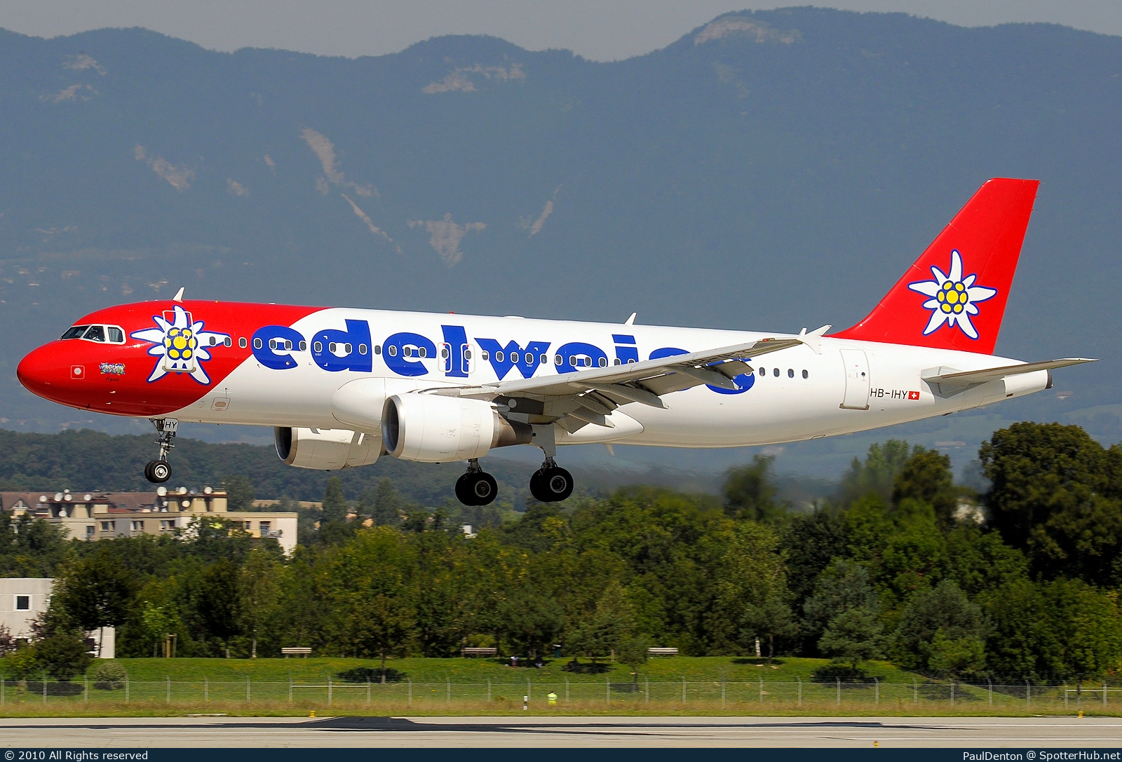 Photo of HB-IHY - Airbus A320-214 operated by Edelweiss Air