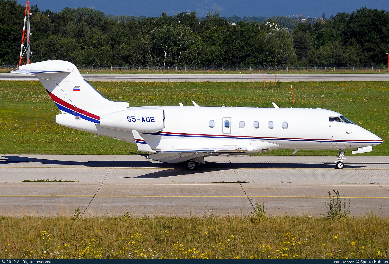 Photo of S5-ADE - Bombardier Challenger 300 operated by Elitavia