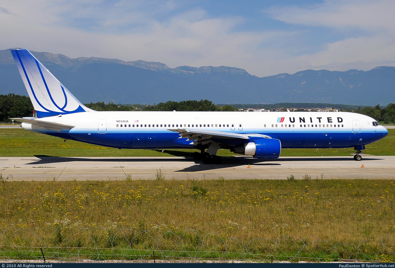 Photo of N658UA - Boeing 767-322(ER) operated by United Airlines