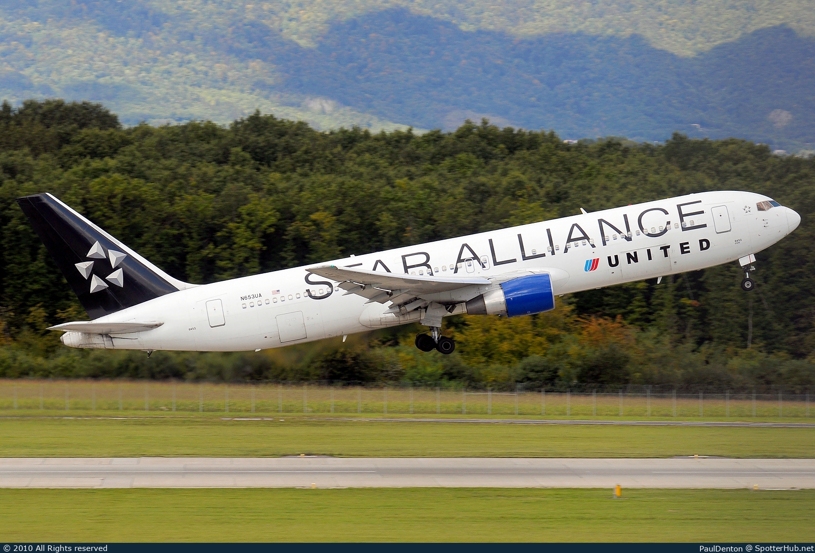 Photo of N653UA - Boeing 767-322(ER) operated by United Airlines