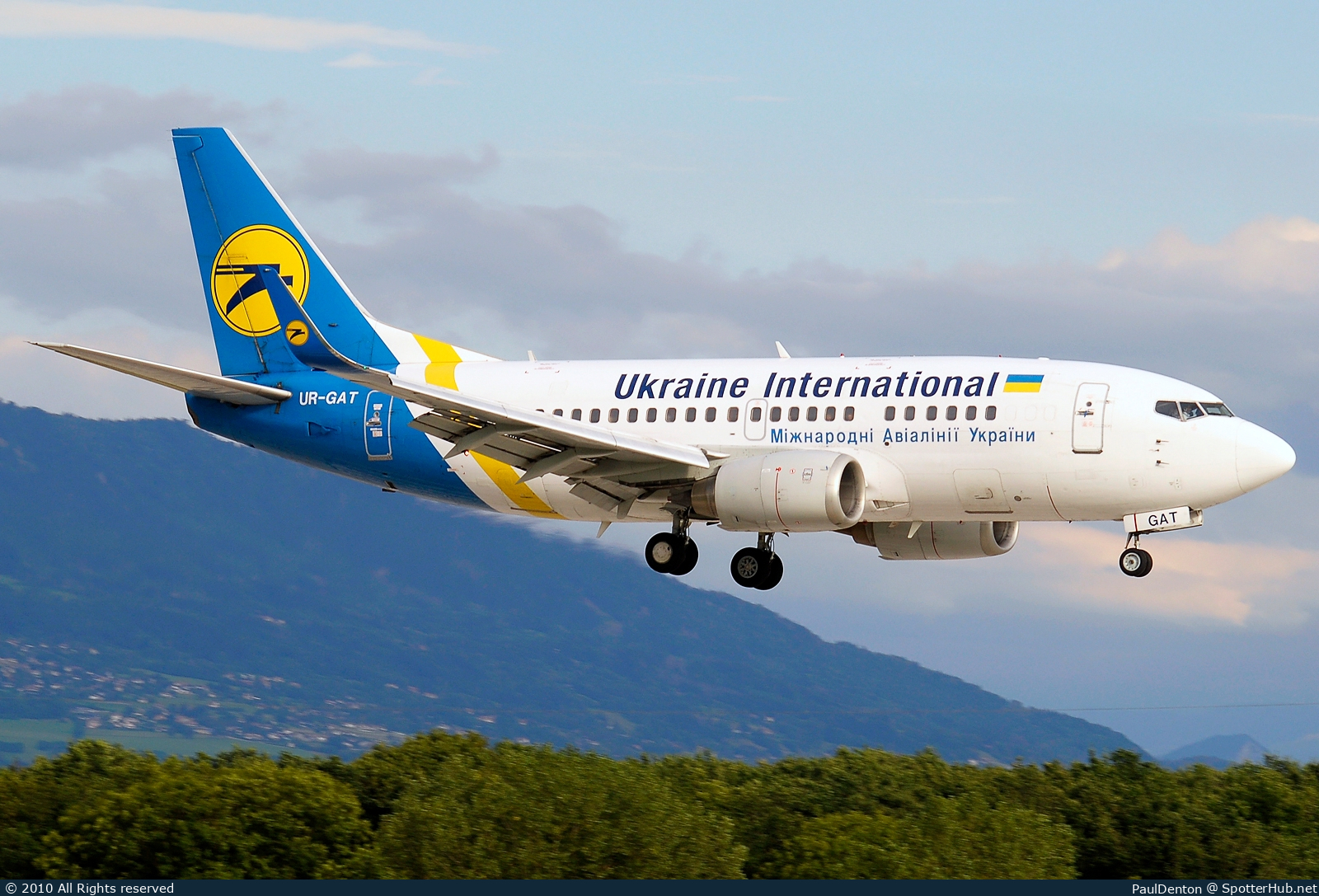 Photo of UR-GAT - Boeing 737-528 operated by Ukraine International Airlines