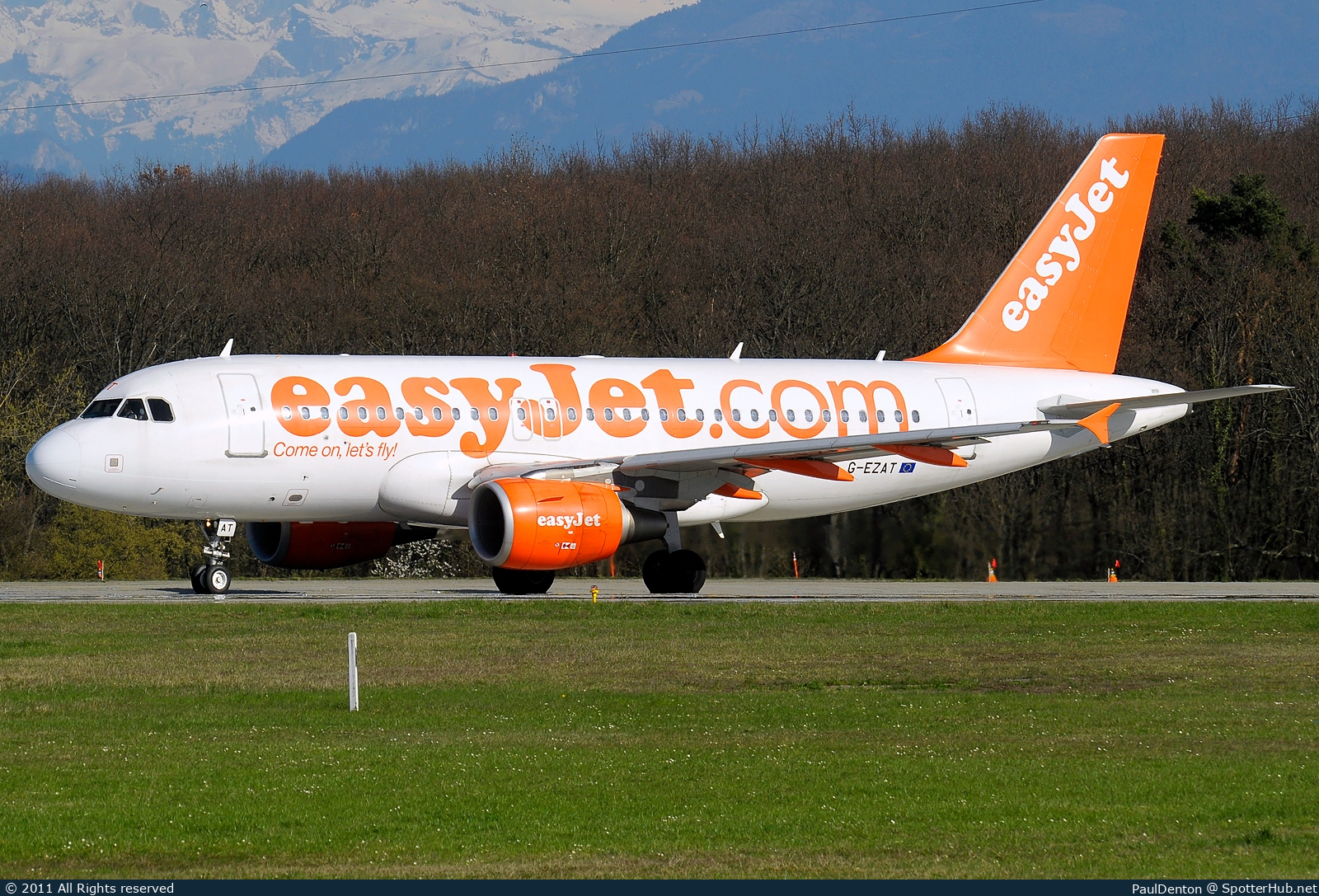 Photo of G-EZAT - Airbus A319-111 operated by easyJet