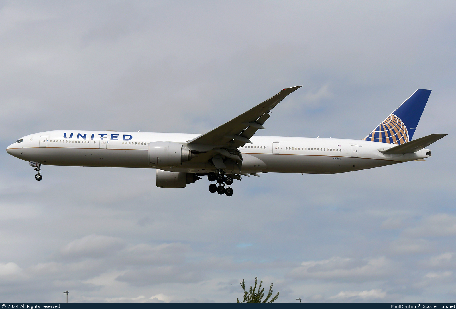 Photo of N2140U - Boeing 777-322(ER) operated by United Airlines