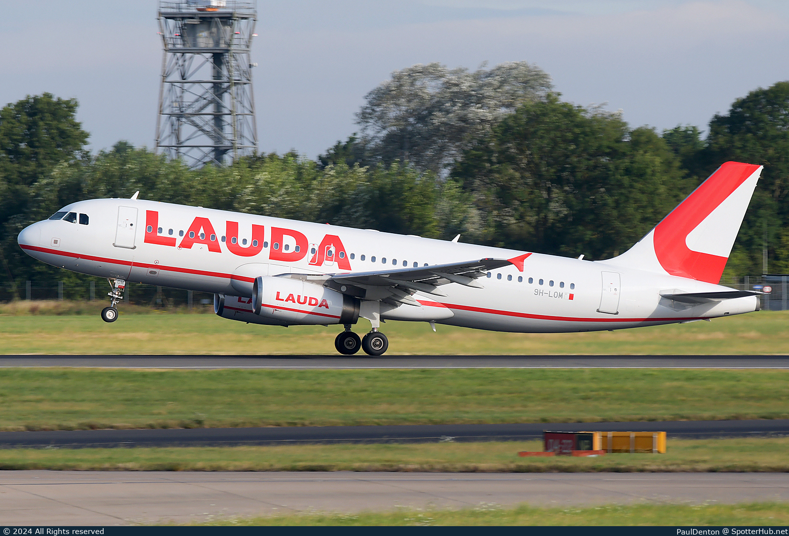 Photo of 9H-LOM - Airbus A320-232 operated by Lauda Europe