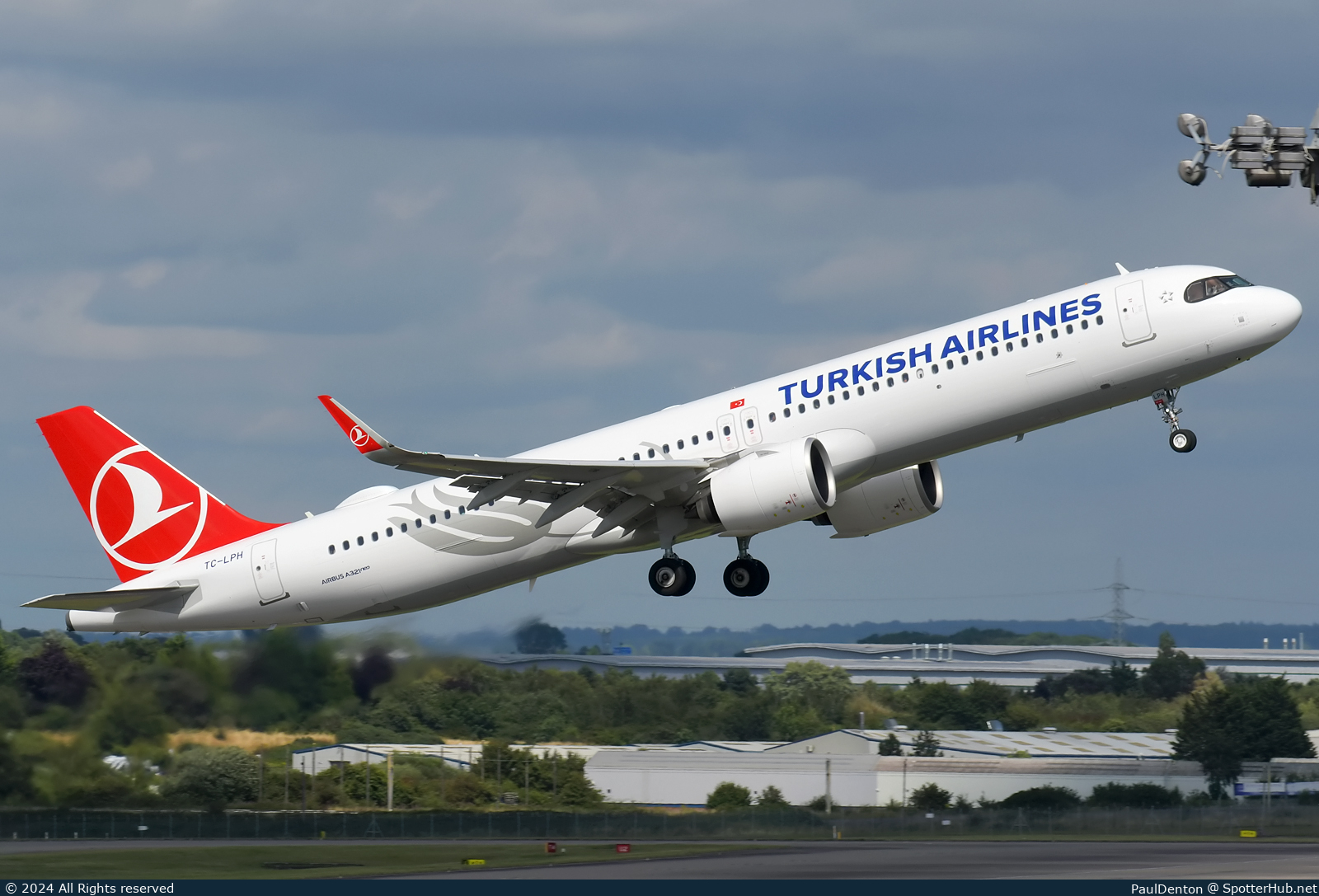 Photo of TC-LPH - Airbus A321-271NX operated by Turkish Airlines