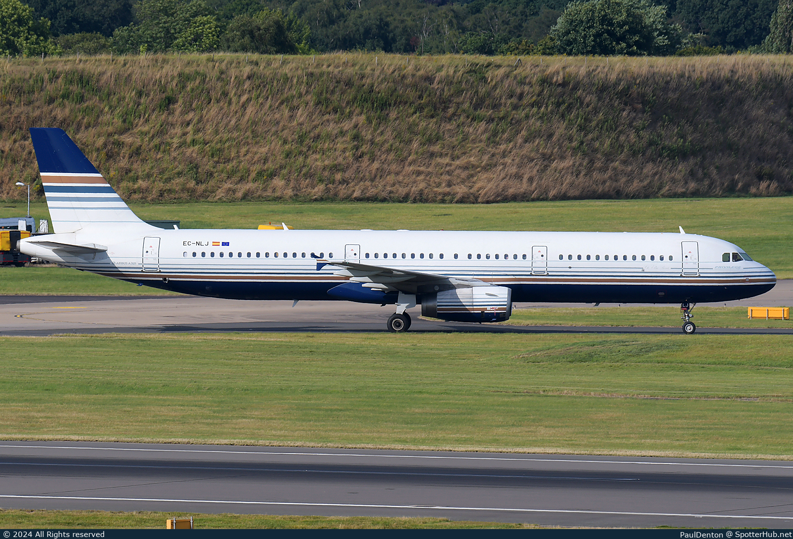 Photo of EC-NLJ - Airbus A321-231 operated by Privilege Style
