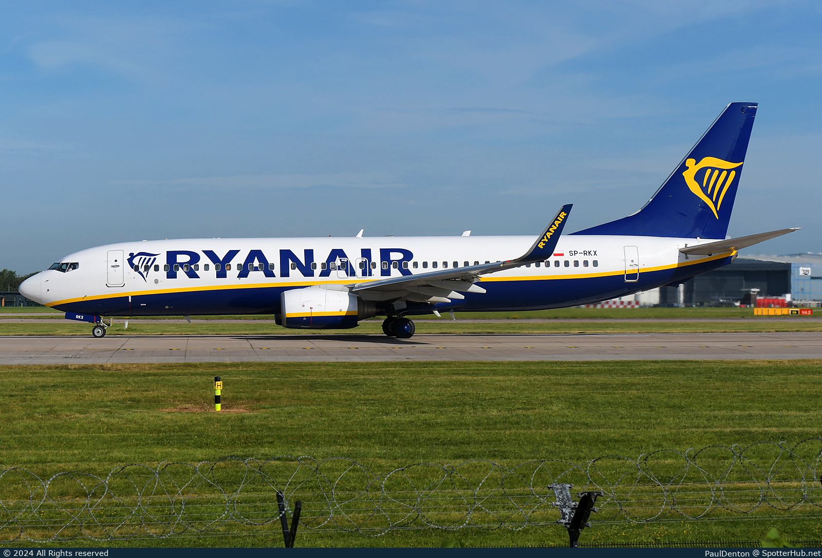 Photo of SP-RKX - Boeing 737-8AS operated by Ryanair (opb Buzz)