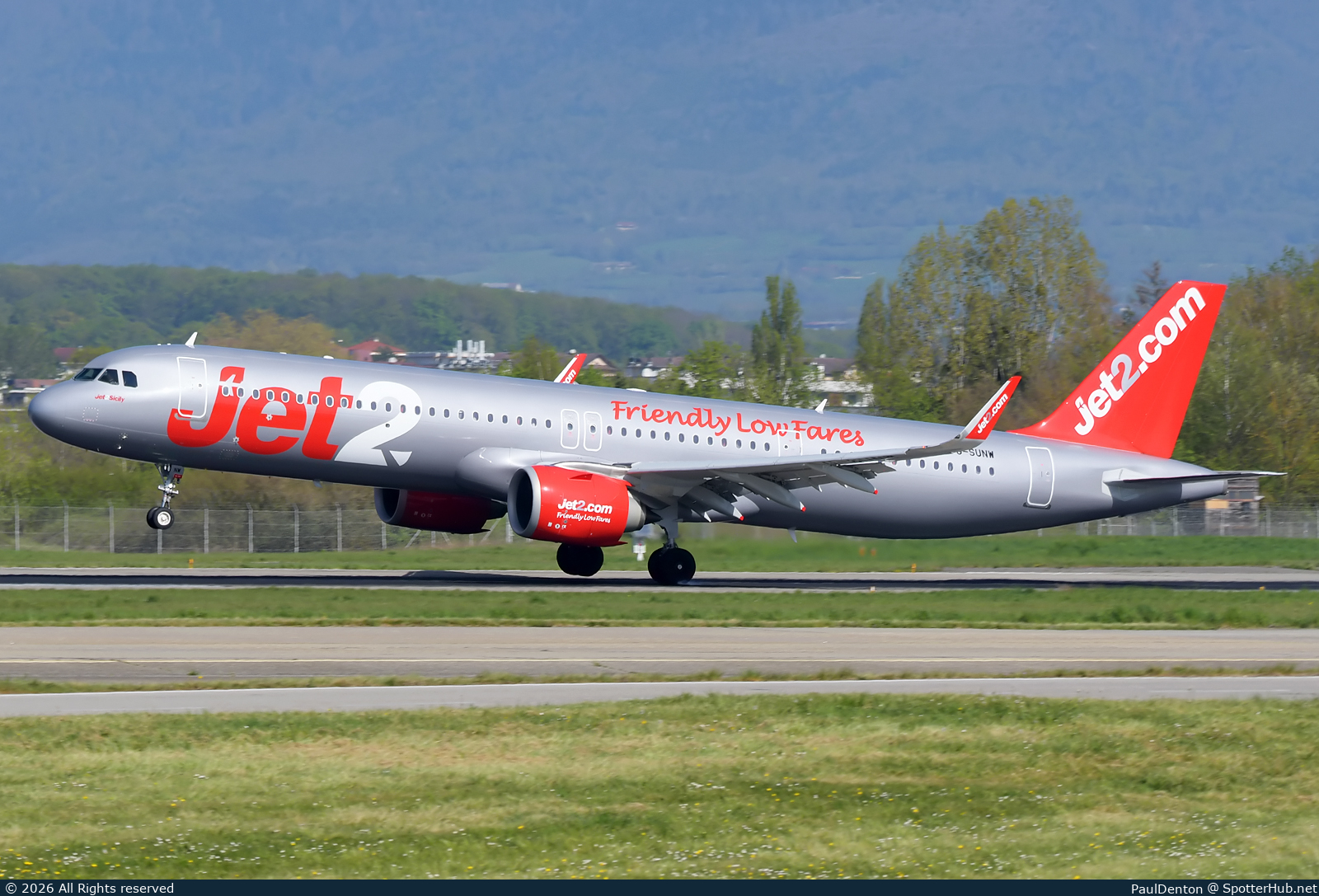 Photo of G-SUNW - Airbus A321-251NX operated by Jet2