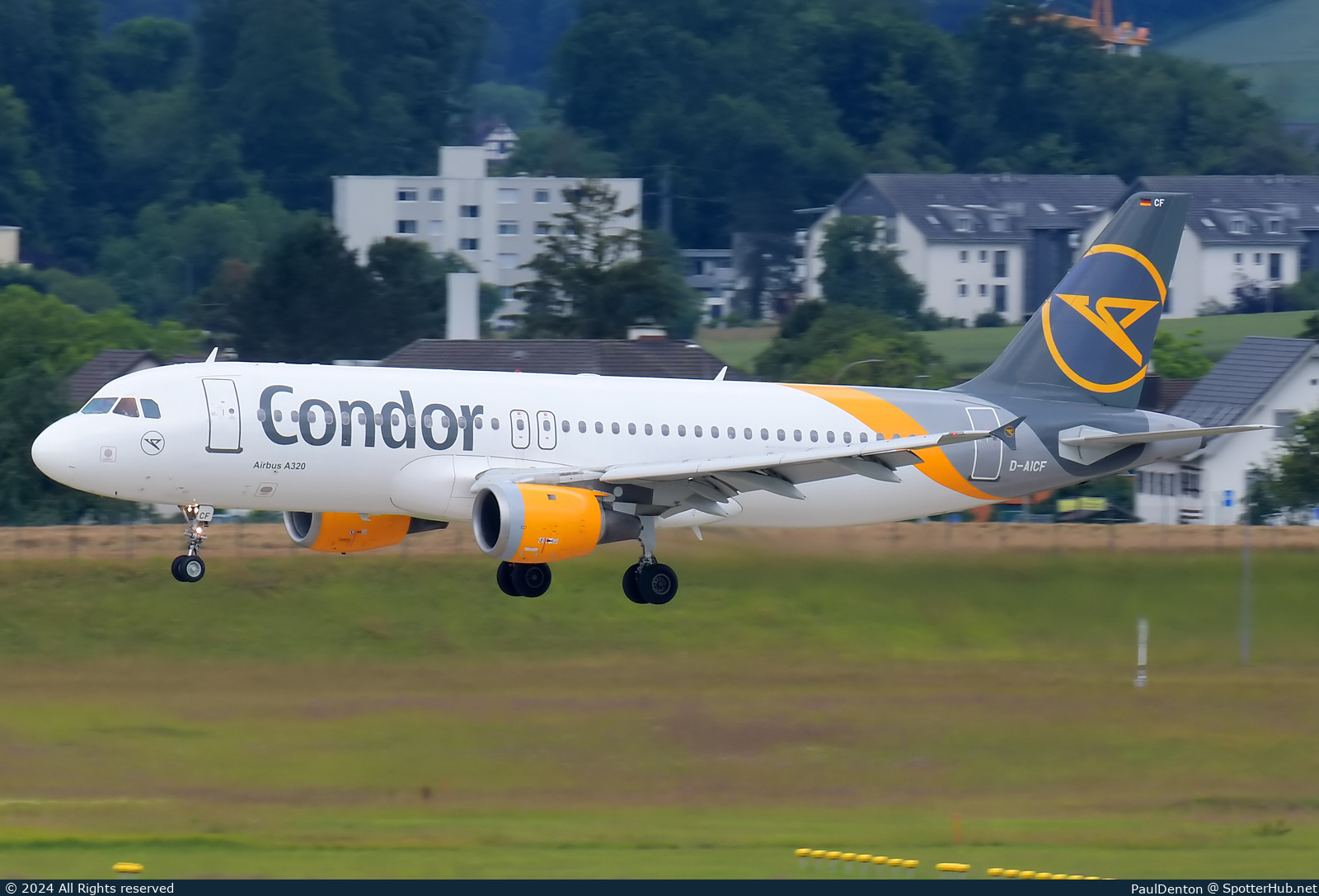 Photo of D-AICF - Airbus A320-212 operated by Condor