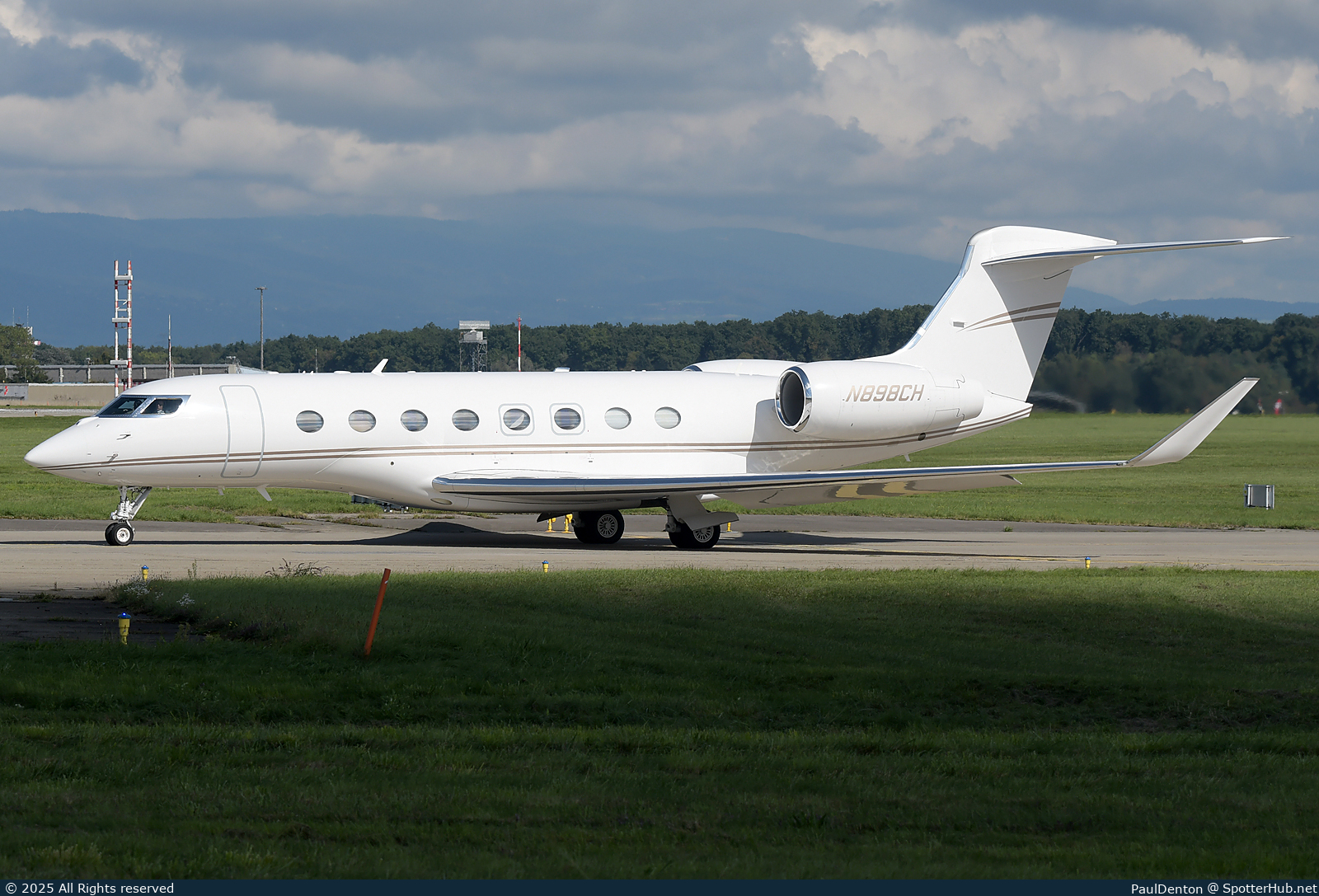 Photo of N898CH - Gulfstream G650 operated by Solairus Aviation