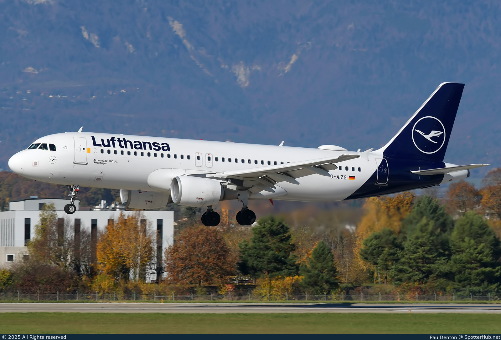 Photo of D-AIZG - Airbus A320-214 operated by Lufthansa