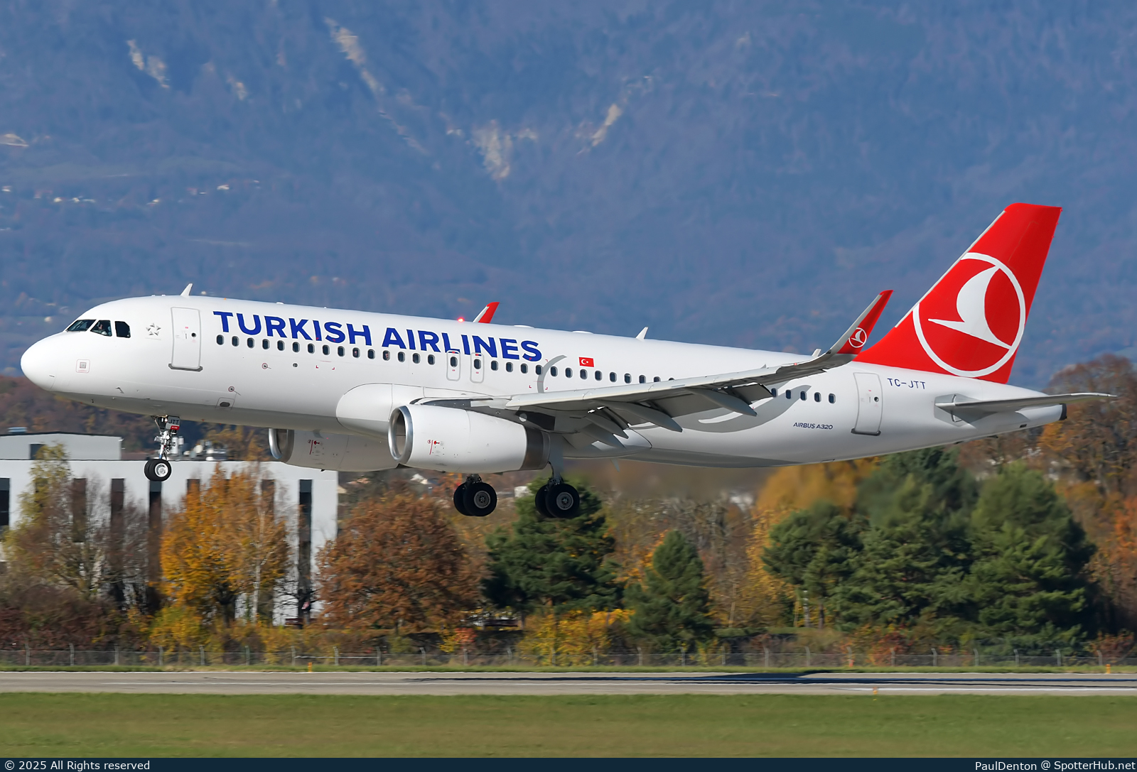 Photo of TC-JTT - Airbus A320-232 operated by Turkish Airlines