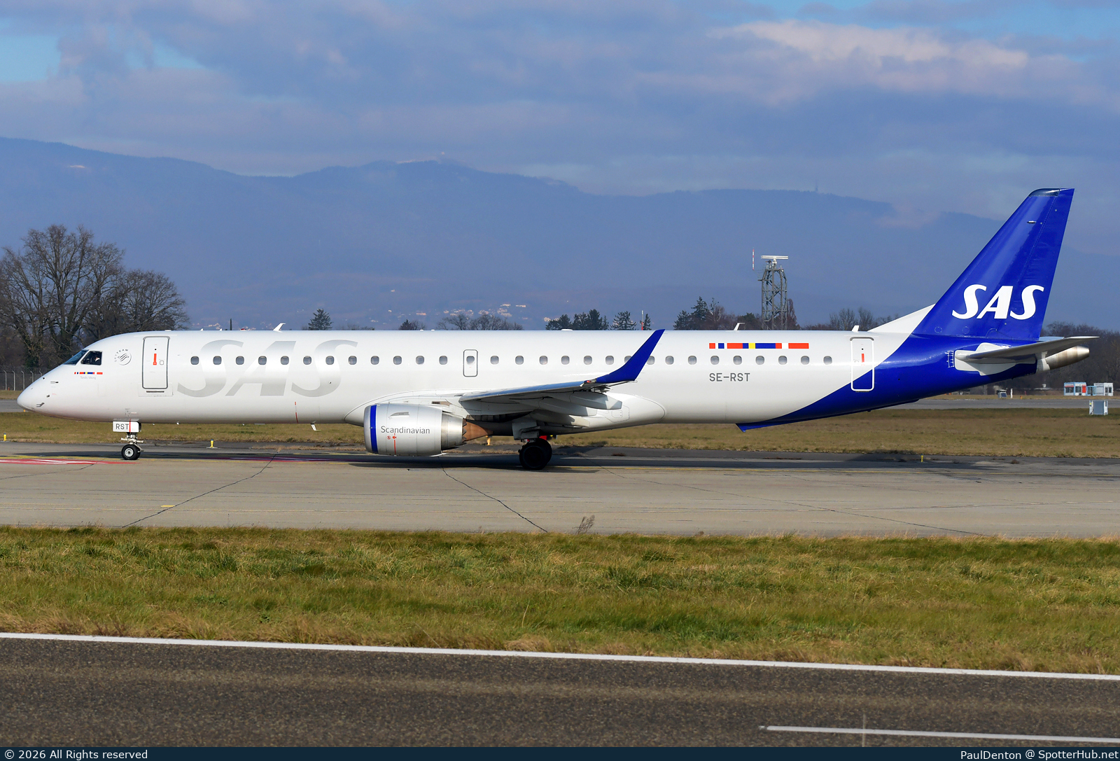 Photo of SE-RST - Embraer ERJ-195LR operated by SAS Link