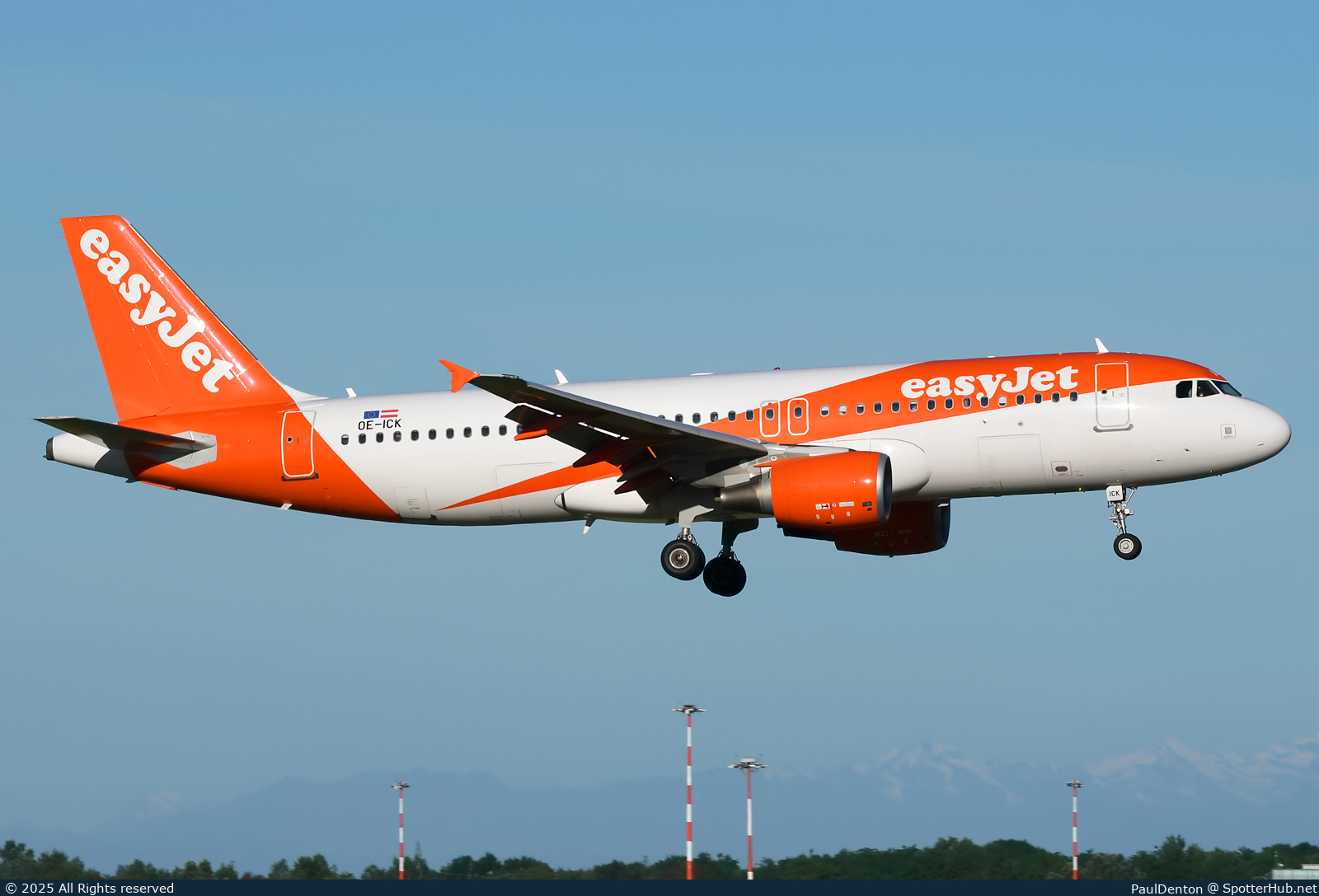 Photo of OE-ICK - Airbus A320-214 operated by easyJet Europe