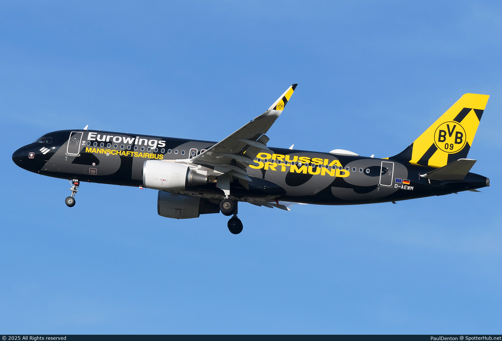 Photo of D-AEWM - Airbus A320-214 operated by Eurowings