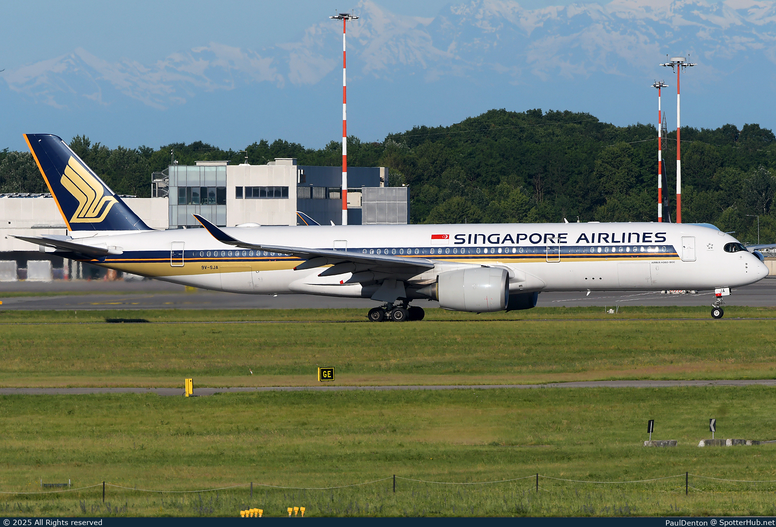 Photo of 9V-SJA - Airbus A350-941 operated by Singapore Airlines