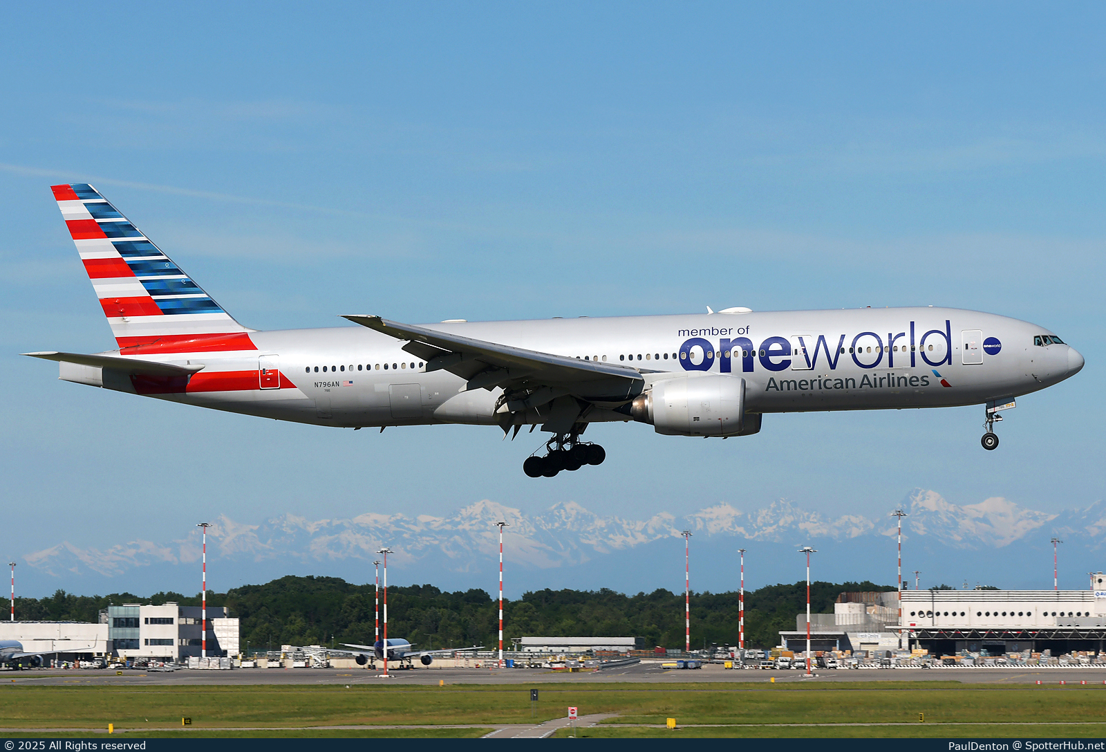 Photo of N796AN - Boeing 777-223(ER) operated by American Airlines